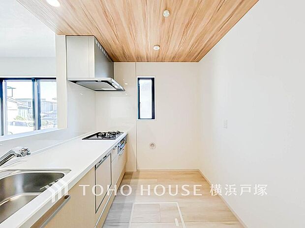 【Kitchen】長い時間滞在するキッチンだからこそ、食事の準備を楽しい時間に、忙しい時でもスムーズに無駄なく作業できる、お手入れも簡単にできるなど、毎日を楽しくするキッチンスペースに仕上げました。