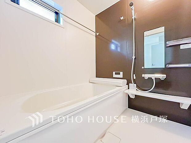 【Bathroom】1日の疲れを癒すバスルームは、心地よいリラックスを叶える清潔感溢れる美しい空間です。心からゆったりと寛いでいただけるよう、ゆとりのスペースを確保してます。