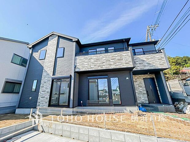 【Appearance】穏やかな風と陽光を導き、プライバシーに配慮された設計プランを採用し、居住性を一段と心地よいものにしています。周辺環境とのコラボレーションにより明るく開放的な空間を演出。