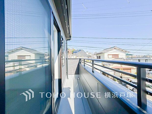 【Balcony】暮らしの中で光と風を演出してくれるバルコニー、見事なまでの開放的な空間を演出しながら、プライベート性も確保された空間は我が家の自慢です。
