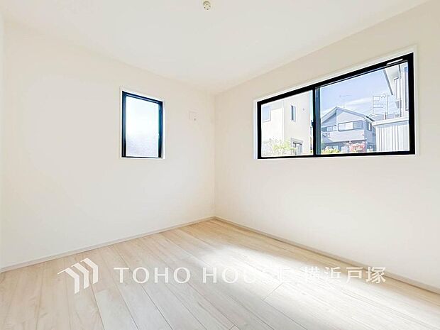 【Room】大きな窓からたっぷりと陽光が注がれる明るい空間。家族の成長に対応できる永住仕様の間取り。時を忘れて過ごす場所として過ごせるお部屋。