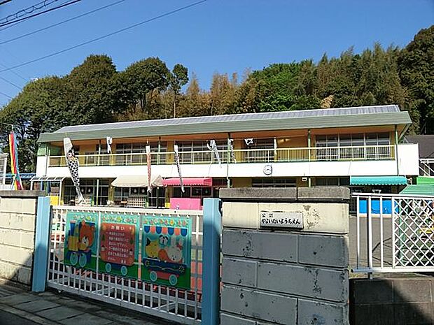 緑豊かな山のふもとの園で自然を生かした裏山やアスレチックがあります。丈夫な子供に育って欲しいという願いから乾布摩擦やマラソンを取り入れています。