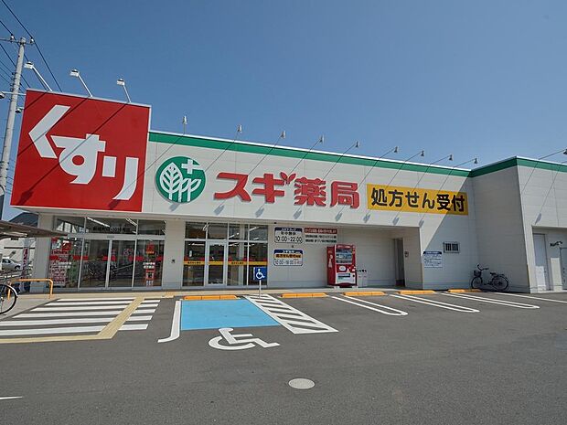 薬・生活用品・化粧品・食品類・酒類など、豊富な品揃えの日用品が揃い、見やすくお買い物がしやすい店内でお得にお買い物を楽しめます。