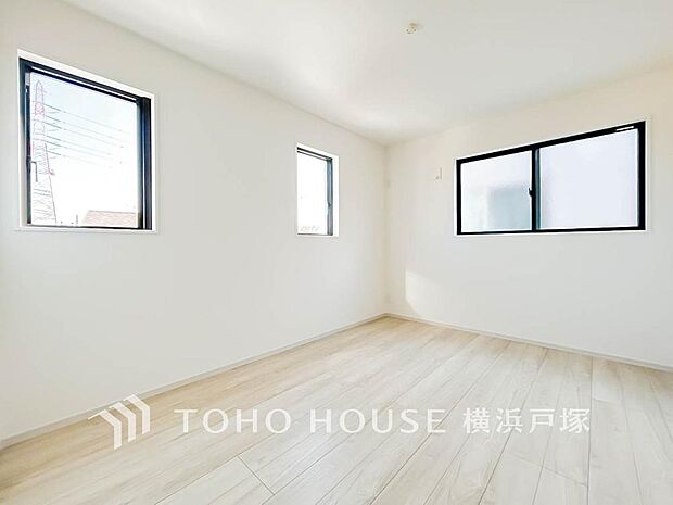 【Room】大きな窓からは快適な光を取り入れ、通気性能を上げる事で居心地の良い空間を演出します。多くの時間を過ごす住まいだからこそ、いつも快適な場所であるように心掛けています。
