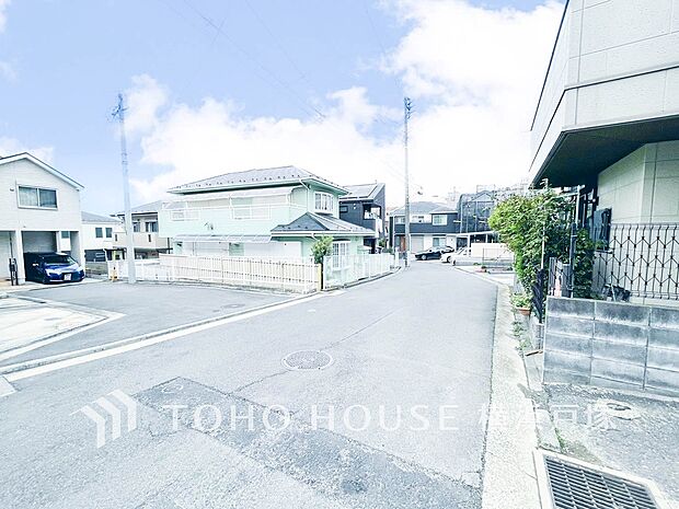 【Frontal road】周辺に建ち並ぶ邸宅も、それぞれに個性がありながらも落ち着いた雰囲気を醸し出している邸宅街の一角。