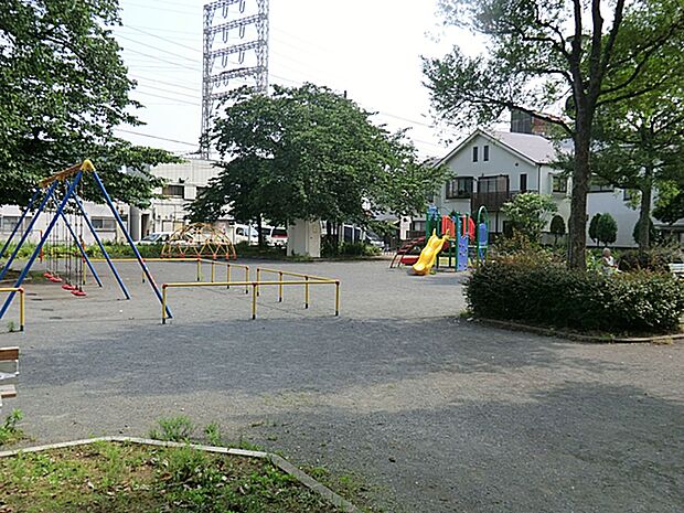 落ち着いた雰囲気の中で過ごせる身近な憩いの場です。遊具や広場が整備されており、子どもの遊び場や地域住民の交流の場として利用されています。緑も感じられる穏やかな環境が魅力です。
