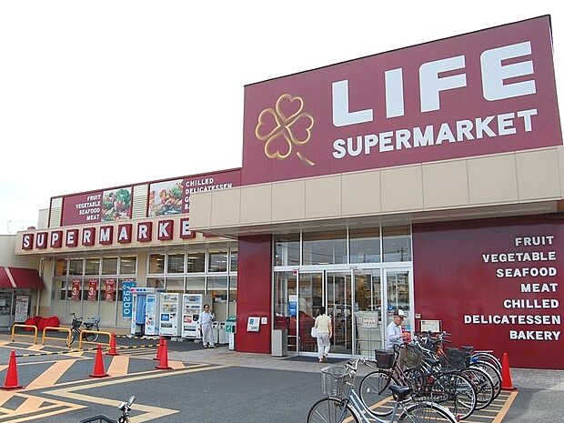 毎日の食卓を彩る食料品から日用品まで取り揃えています。駐車場73台完備。