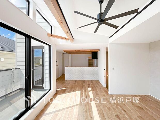 【Living room】柔らかな色合いのフローリングと清潔感の溢れるクロスが明るい空間を創り出しているリビングダイニング。憩いの場に相応しく、ここで楽しむ家族の時間が絆をより深めてくれそうです。