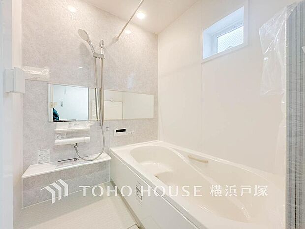 【Bathroom】上質が感じられるカラーリングで、清潔な空間美を実現。一日の疲れが癒される優雅なバスタイムを堪能できるゆとりあるバスルームです。