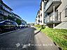 周辺：【Frontal road】周辺に建ち並ぶ邸宅も、それぞれに個性がありながらも落ち着いた雰囲気を醸し出している邸宅街の一角。