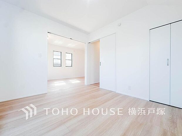 【Living room】家族と過ごすひと時を溢れる光が優しく包み込むリビングダイニング。家族とともに、心穏やかに過ごすひととき。家族との時間、自分の時間を大切にできる空間がここにあります。