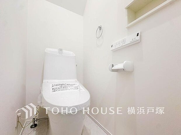 【Toilet】いつまでも清潔な空間であって頂けますように、目に留まるだけではなく、汚れをふき取り易いフロアと壁紙をチョイス致しました。毎日の生活を快適にお過ごし頂けますよう、落ち着いた雰囲気です。