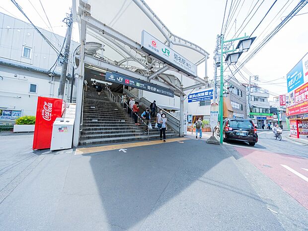 東横線を境にして東口と西口があり、東口付近にはマンションが多く、西口には閑静な住宅街が広がります。