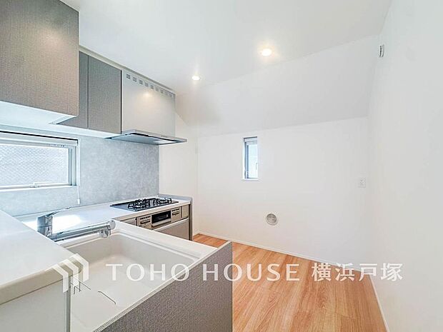 【Kitchen】誰もが使いやすいデザインにこだわったキッチン。プライベートスペースを彩るインテリアとしての美と、快適な日常を支える機能性と強さがひとつになったキッチンです。