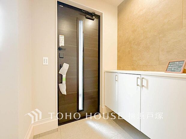 【Entrance】帰るたびに心がほどける、洗練と温もりが調和する空間。家族とお客様を心地よく迎えます。
