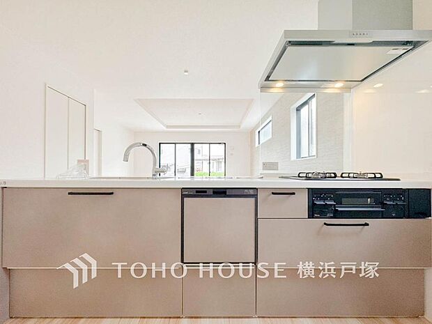 【Kitchen】長い時間滞在するキッチンだからこそ、食事の準備を楽しい時間に、忙しい時でもスムーズに無駄なく作業できる、お手入れも簡単にできるなど、毎日を楽しくするキッチンスペースに仕上げました。