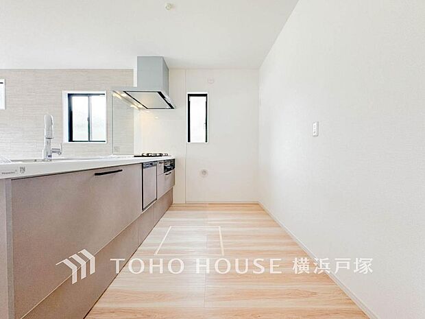 【Kitchen】誰もが使いやすいデザインにこだわったキッチン。プライベートスペースを彩るインテリアとしての美と、快適な日常を支える機能性と強さがひとつになったキッチンです。