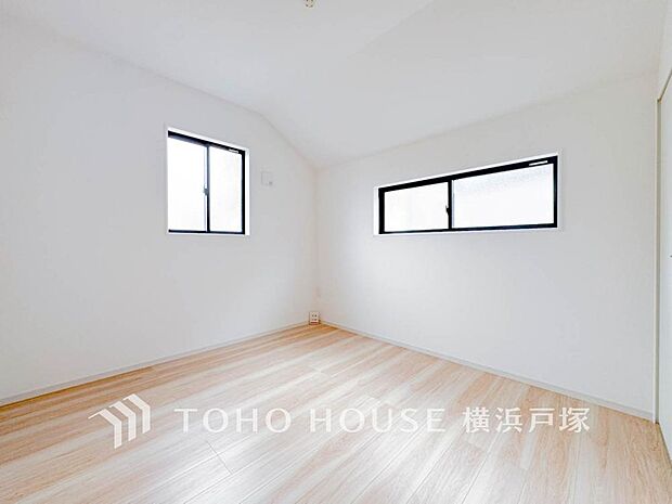 【Room】1日の疲れを癒し、心地よく寛げるようゆったりとした広さを確保しています。プライベートタイムをより優雅に穏やかに…。落ち着いた雰囲気を紡ぎます。