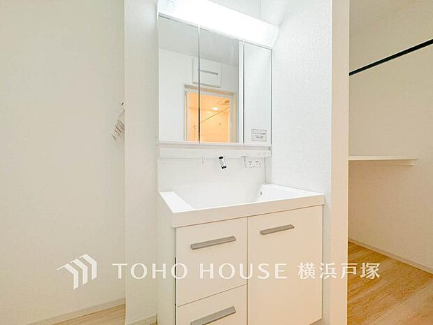 【Powder room】使いやすさとデザイン性を兼ね備えた洗面台。収納スペースも豊富で、毎日の洗面がスムーズで快適に。