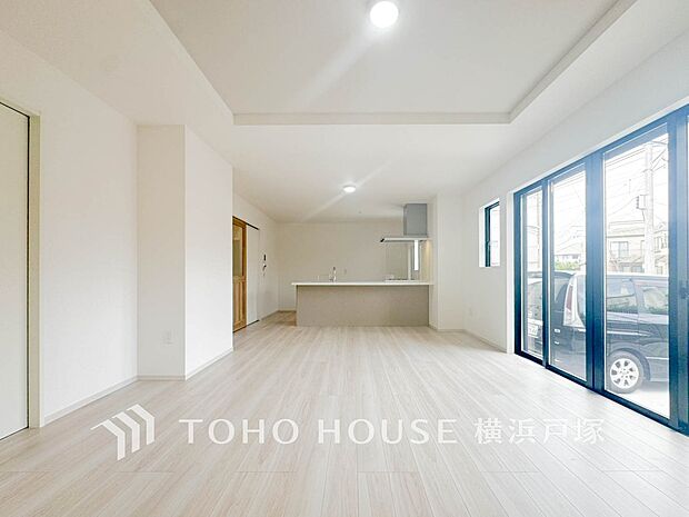 【Living room】ここにはみんなが集い、食事と楽しい会話が始まる。話に夢中になりすぎて、ついつい時を忘れてしまう。そんな束の間の幸せを感じさせてくれる場所。