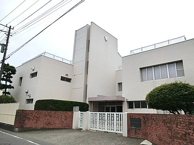 片瀬海岸にあり未就園児クラス「ちゅうりっぷ」などを通して幼児の自立を支えています。説明会や公開保育・保育講演会を定期開催し、保護者との連携を大切にした教育環境が整っています。