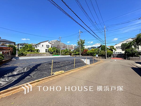 【Appearance】落ち着いた街並みに調和する美しい敷地。理想の住まいをカタチにできる、ゆとりある空間をご提案します。（2026年5月撮影）