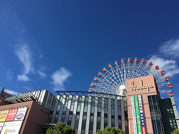モザイクモール港北(650m)観覧車がある街のシンボル的なショッピングモール。多彩なショップが揃い、お買い物を楽しめます。都筑阪急グルメマーケットで美味しいものをチェック。