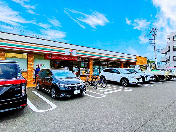 セブン-イレブン 横浜荏田東4丁目店(1300m)品揃えも充実しており、飲料やお弁当、ホットスナックなどが揃い、時間帯によっては出来立ての商品が並ぶこともあります。