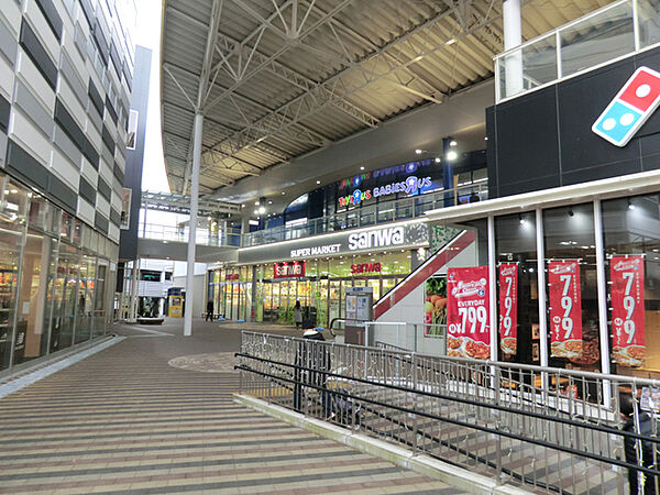 スーパー三和 港北店(1600m)生鮮食品や惣菜、日用品まで幅広く揃い、特売やチラシ商品も充実しているため、日常の買い物に便利なお店として地元住民に親しまれています。