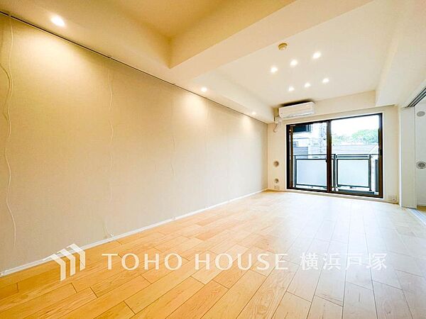 【Living room】明るく開放的な空間が広がるLDK。室内には豊かな陽光が注ぎ込み、爽やかな住空間を演出。