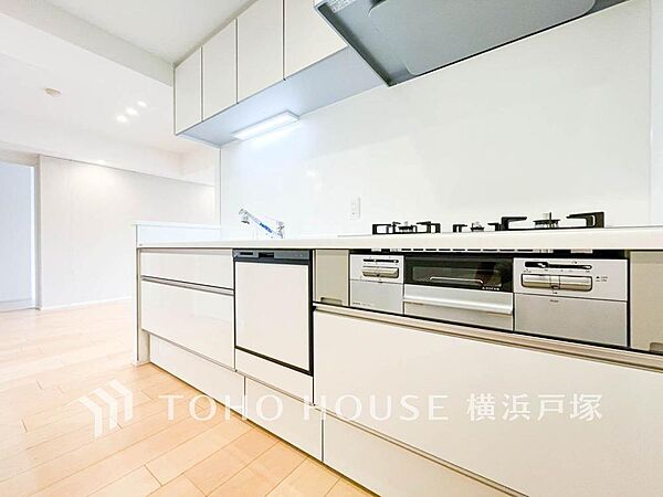【Kitchen】ご家族みんなで調理ができる位のスペースを実現したキッチン空間となっております。みんなで作った料理を召し上がりながらの会話は、どのような物になるのでしょうか。