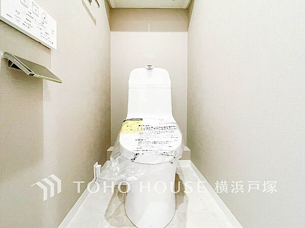 【Toilet】いつまでも清潔な空間であって頂けますように、目に留まるだけではなく、汚れをふき取り易いフロアと壁紙をチョイス致しました。洗浄便座になっておりますので、とても清潔にご使用いただけます。