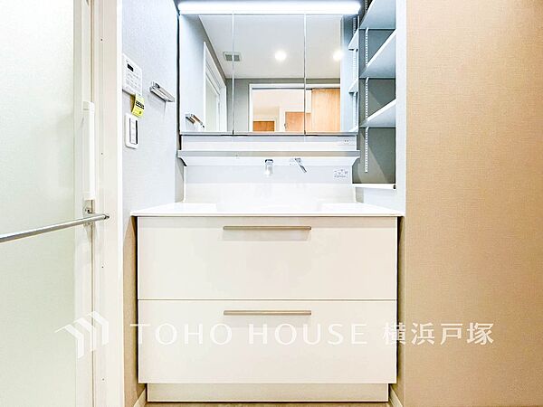 【Powder room】十分な大きさの洗面台は、身だしなみチェックや歯磨きなど、朝の慌ただしい時間でも余裕とゆとりを感じて頂けます。