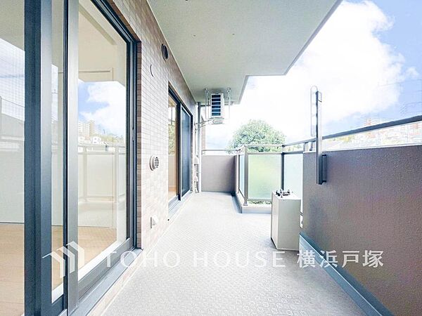 【Balcony】気持ちのいい空が見渡せる広いバルコニー。爽やかな風を感じて、心躍る素敵な暮らしがはじまります。