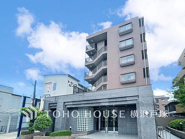 【Entrance】上質感漂うエントランス。めまぐるしく過ぎ行く日々の中でゆったりとした休息と癒しを提供してくれる居住者のプライベート空間があります。