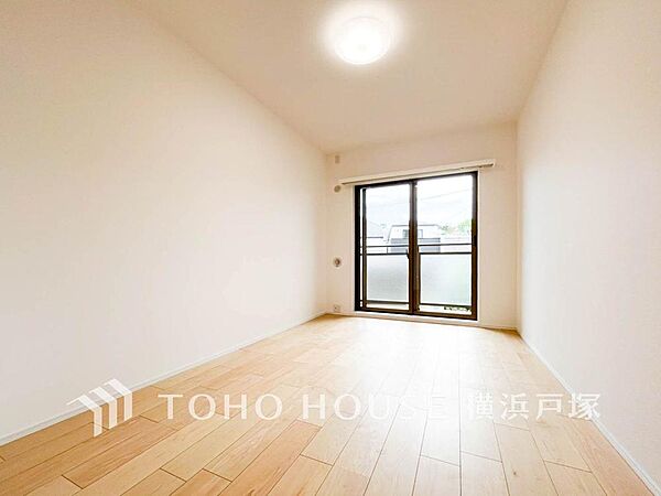 【Room】快適に過ごす条件は、一人ひとり違います。飾リ過ぎないシンプルな内装と偏り過ぎないデザインで統一しております。居住していく中でオーナー様だけの【マイホーム】に創り上げて下さい。