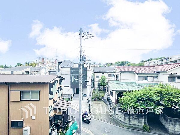 【View】開放感があり、遮るものもなく気持ちのいい景色が広がります。お部屋にも爽やかな風と暖かく柔らかな日差しが差し込み、毎日の暮らしを豊かに彩ります。