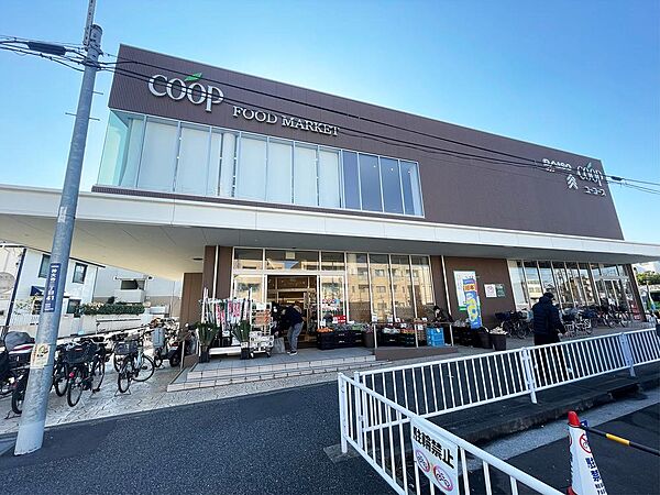 店内には100円ショップが併設されており、多目的トイレやおむつ替えベッド、イートインコーナーなどの設備も充実しています。また、酒類の取り扱いやリサイクルBOX、ATM、コピーサービスも利用可能です。