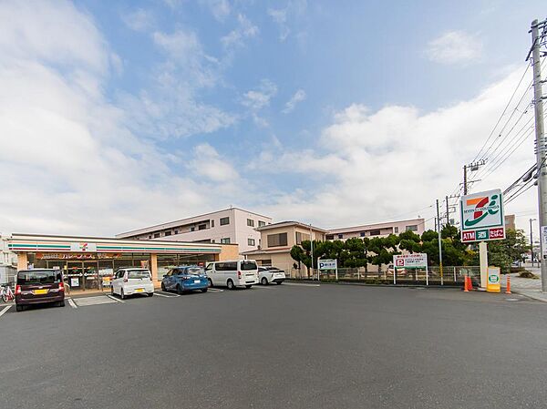 飲食料品や生活雑貨を取り揃え、周辺住民や通勤・通学者に便利なサービスを提供しています。ATMや宅配便受付などもあり、地域の暮らしをサポートしています。
