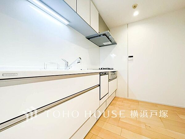 【Kitchen】奥様が長い時間を過ごすキッチンは、使い勝手の良い家事動線で、家族とのコミュニケーションがはかれるキッチンを採用しています。