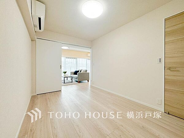 「Room」大きな窓からたっぷりと陽光が注がれる明るい空間。家族の成長に対応できる永住仕様の間取り。時を忘れて過ごす場所として過ごせるお部屋。