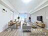 リビング/ダイニング：「Living room」明るく開放的な空間が広がるLDK。室内には豊かな陽光が注ぎ込み、爽やかな住空間を演出。ホームパーティーでもゲストと一緒に料理を楽しみながら楽しい時間を過ごせそう。