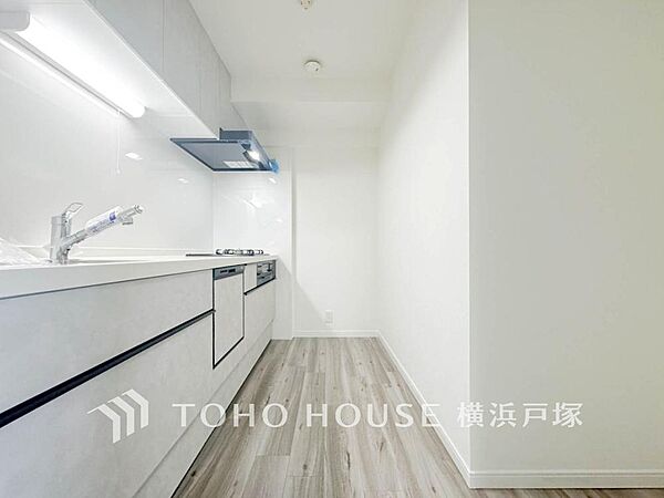 「Kitchen」家事動線やリビングとのつながりに配慮し、食事の準備や片付けなどの家事を楽しくするキッチンスペースに仕上げました。毎日使う場所だから気持よく使えて、居心地の良い空間に。