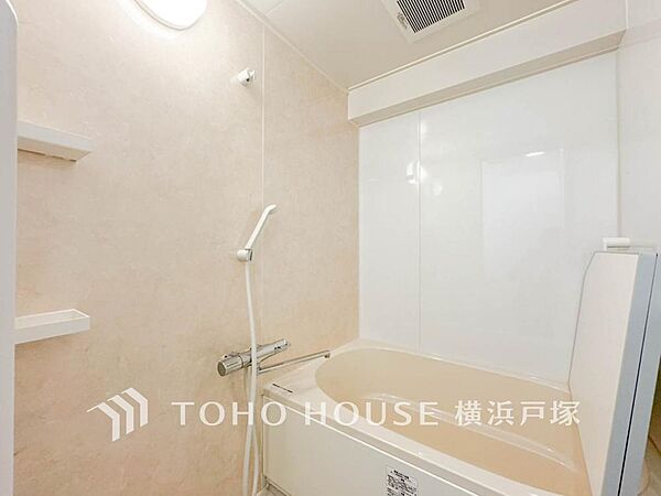 「Bathroom」1日の疲れを癒すバスルームは、心地よいリラックスを叶える清潔感溢れる美しい空間です。心からゆったりと寛いでいただけるよう、ゆとりのスペースを確保してます。