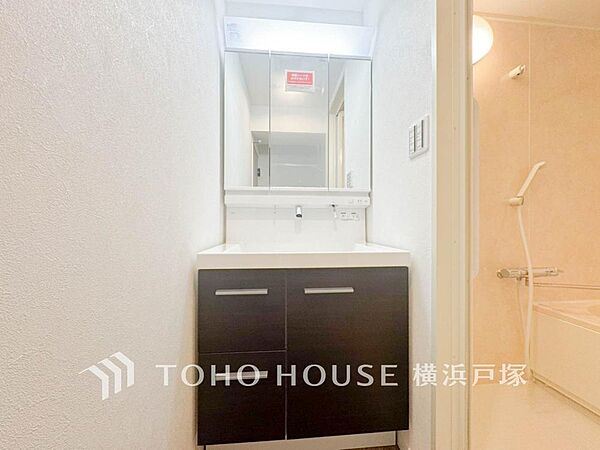 「Powder room」十分な大きさの洗面台は収納もさる事ながら、身だしなみチェックや歯磨きなど、朝の慌ただしい時間でもホテルライクなスペースで余裕とゆとりを感じて頂けます。