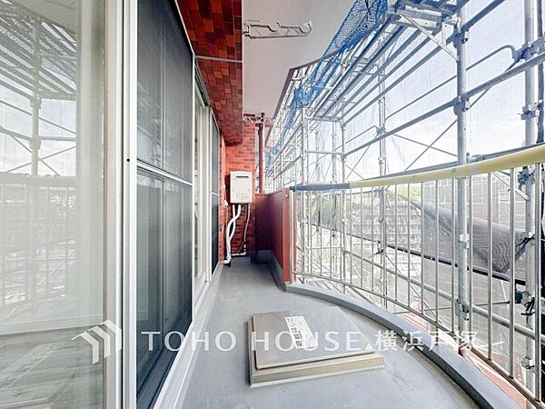 「Balcony」広いバルコニーは、暮らしの中での光と風を演出してくれています。見事なまでの開放的な空間をお楽しみください。