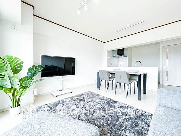 【Living room】光と風が溢れる開放的なリビングダイニングには自然と家族みんなが集まってきます。明るく穏やかな空気の中で飲んだり、食べたり、笑ったり。