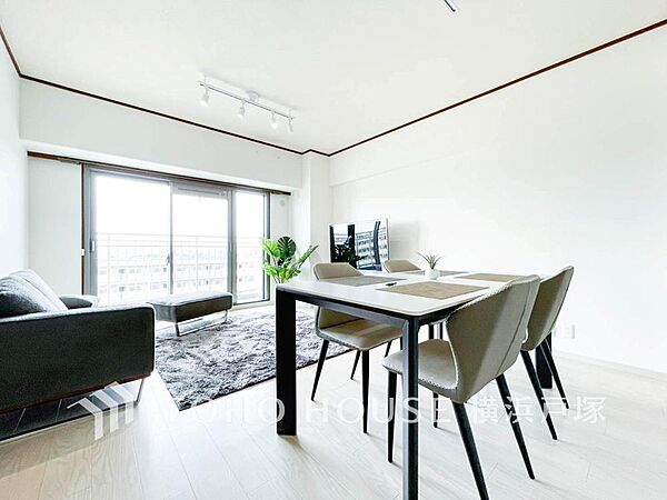 【Living room】広々としたリビングダイニングは、シックでモダンな内装。落ち着いた雰囲気に包まれて、伸びやかな空間の中で、ゆったりと家族団らんのひとときを過ごせます。