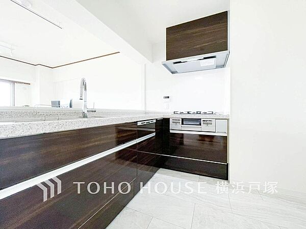 【Kitchen】内装の主役でもあり、日常活躍する重要な水回りでもあるからこそ機能性・デザイン性に力を入れております。お手入れのしやすいシステムキッチンを採用しております。