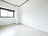 子供部屋：【Room】採光もアクセントの一つとして。プライベートルームにはやさしい光が射し込んでいて、この明るい好みの空間で読書をしたり、音楽を聞いたりと一人の時間も充実したものにできます。